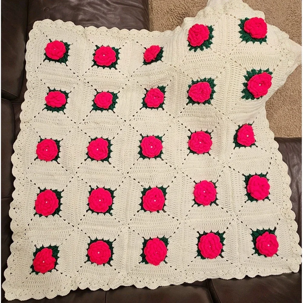VNTG White w/ 3D Red Roses‎ Crotched Granny Squares 48